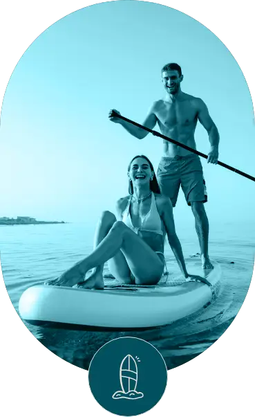 גבר ואישה על סאפ בחוף אינדיגו