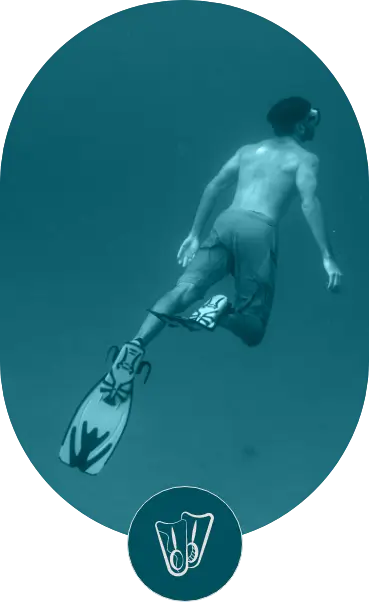 גבר צולל בחוף אינדיגו