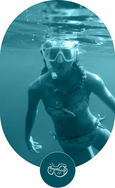 בחורה בשנירקול בחוף אינדיגו