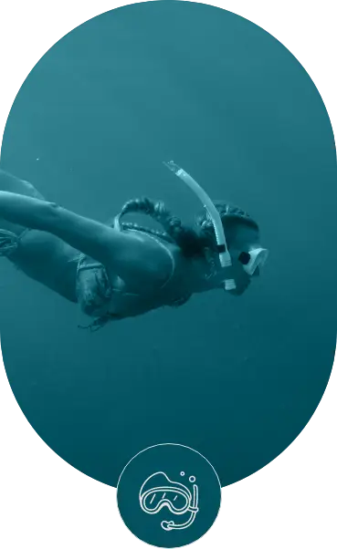 בחורה בשנירקול בחוף אינדיגו